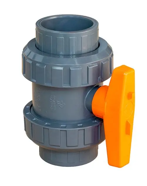 Grauer Kugelhahn mit Klebemuffen und orangefarbener Griffstelle zur Steuerung des Durchflusses. Produkt von Grünbeck, geeignet für verschiedene Rohrsysteme.